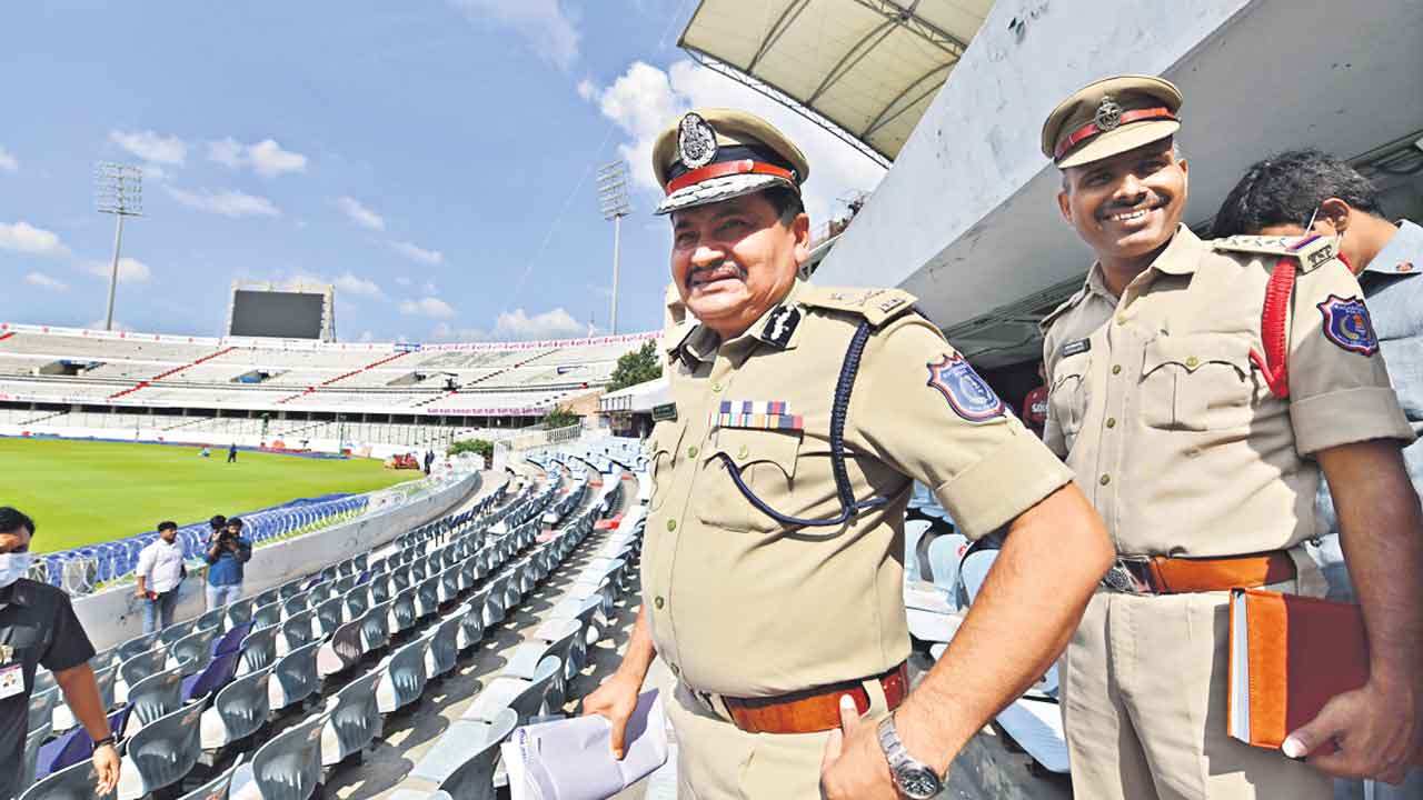 300 సీసీ కెమెరాలతో నిఘా