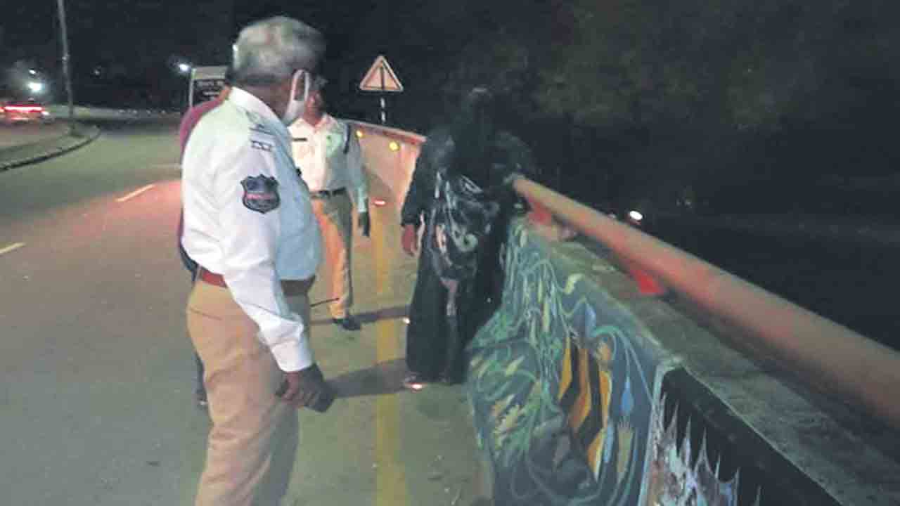 మహిళను రక్షించిన ట్రాఫిక్‌ పోలీసులు