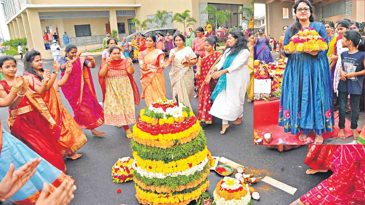 ఊరూ.. వాడ పూదోటలై.. ఉమ్మడి రంగారెడ్డి జిల్లాలో బతుకమ్మ సంబురం