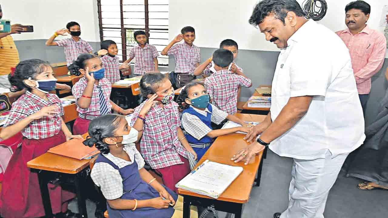 పాఠాలు చెబుతున్నారా.. భోజనం బాగుందా