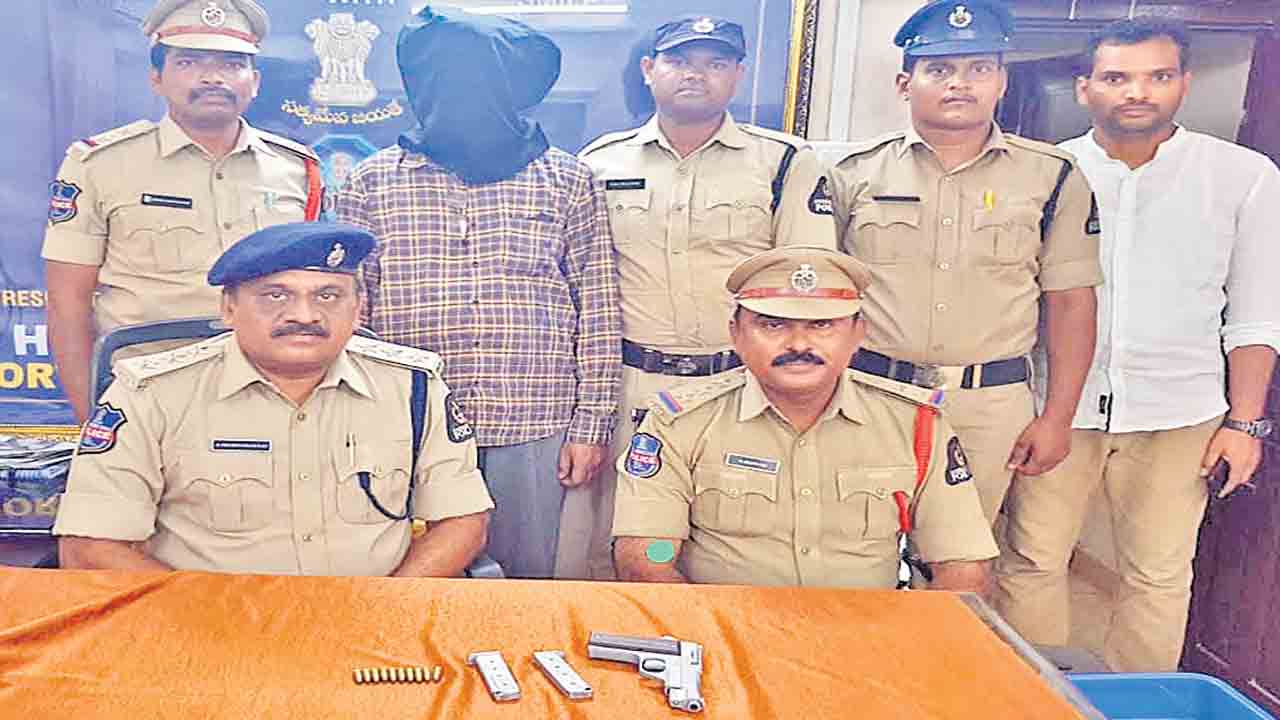 పిస్టల్‌తో సంచరిస్తున్న వ్యక్తి అరెస్ట్‌