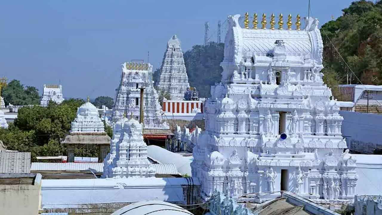 శ్రీకాళహస్తి ఆలయ సిబ్బంది సస్పెన్షన్‌