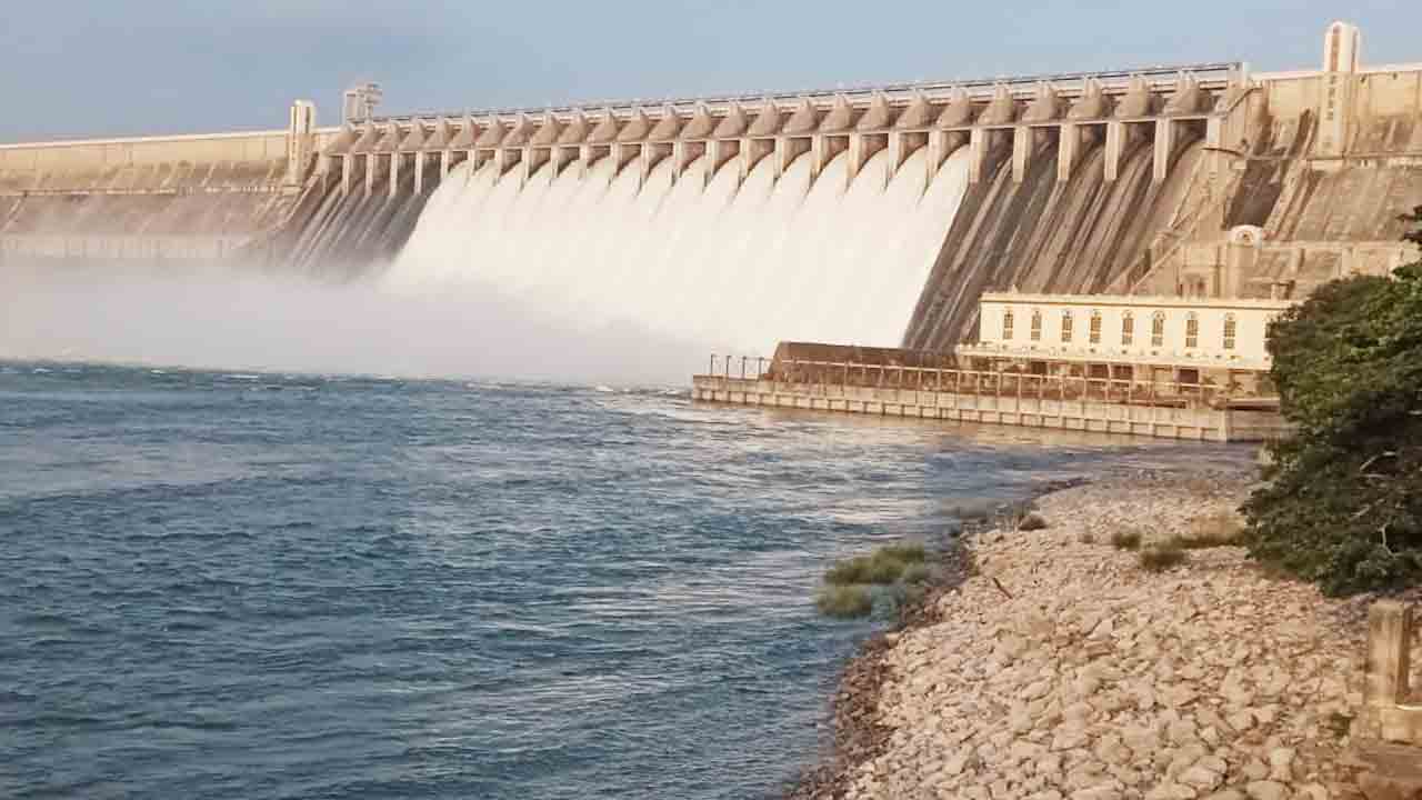 16 గేట్ల ద్వారా సాగర్‌ నీటి విడుదుల