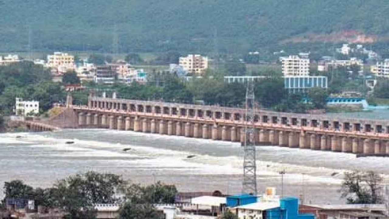 ధవళేశ్వరం బ్యారేజ్‌ వద్ద రెండో ప్రమాద హెచ్చరిక జారీ