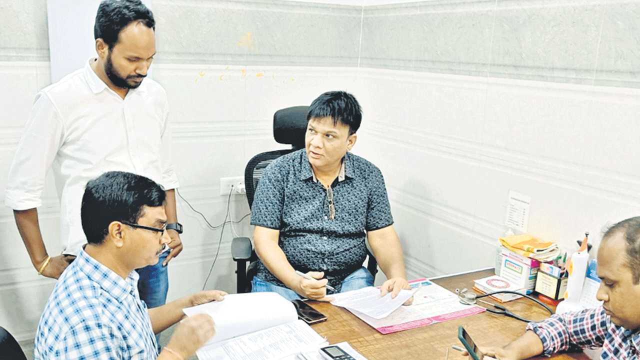 తనిఖీలు.. తాఖీదులు..