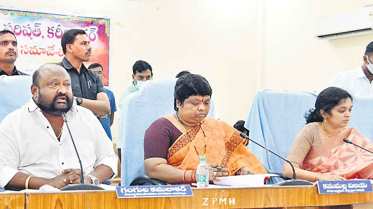 ధాన్యం కొనుగోళ్ల ప్రైవేటీకరణ అడ్డుకుంటాం