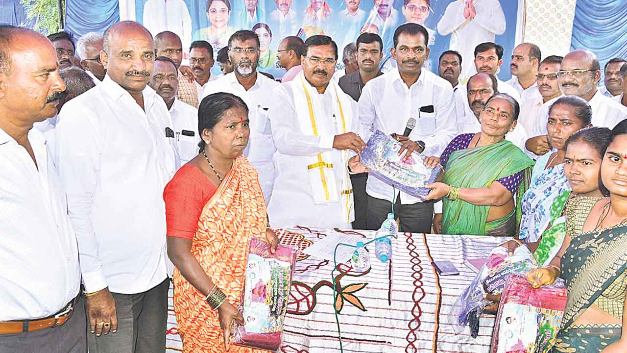 చీరొచ్చె.. సంబురం తెచ్చె!