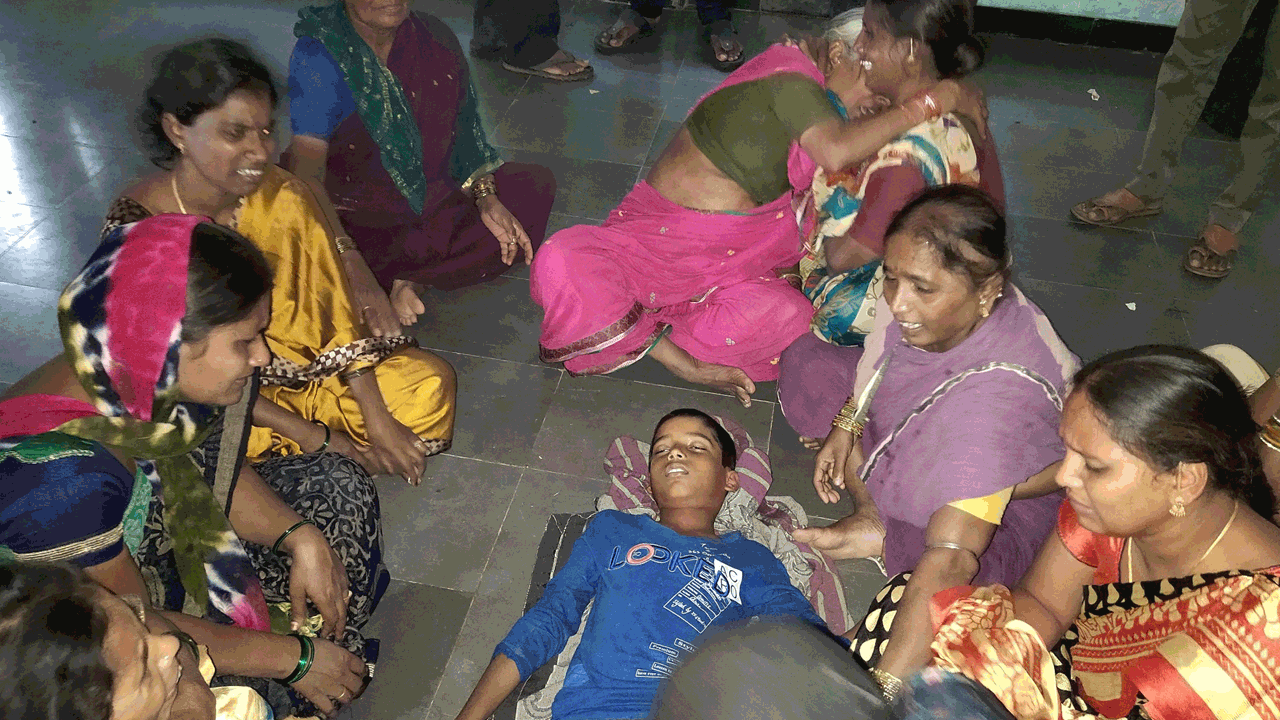 అనుమానాస్పదస్థితిలో విద్యార్థి మృతి