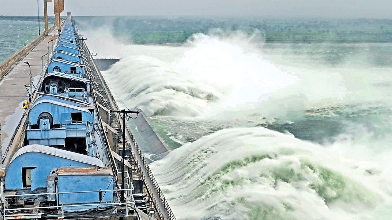 కృష్ణమ్మ తగ్గుముఖం.. గోదావరి ఉధృతం