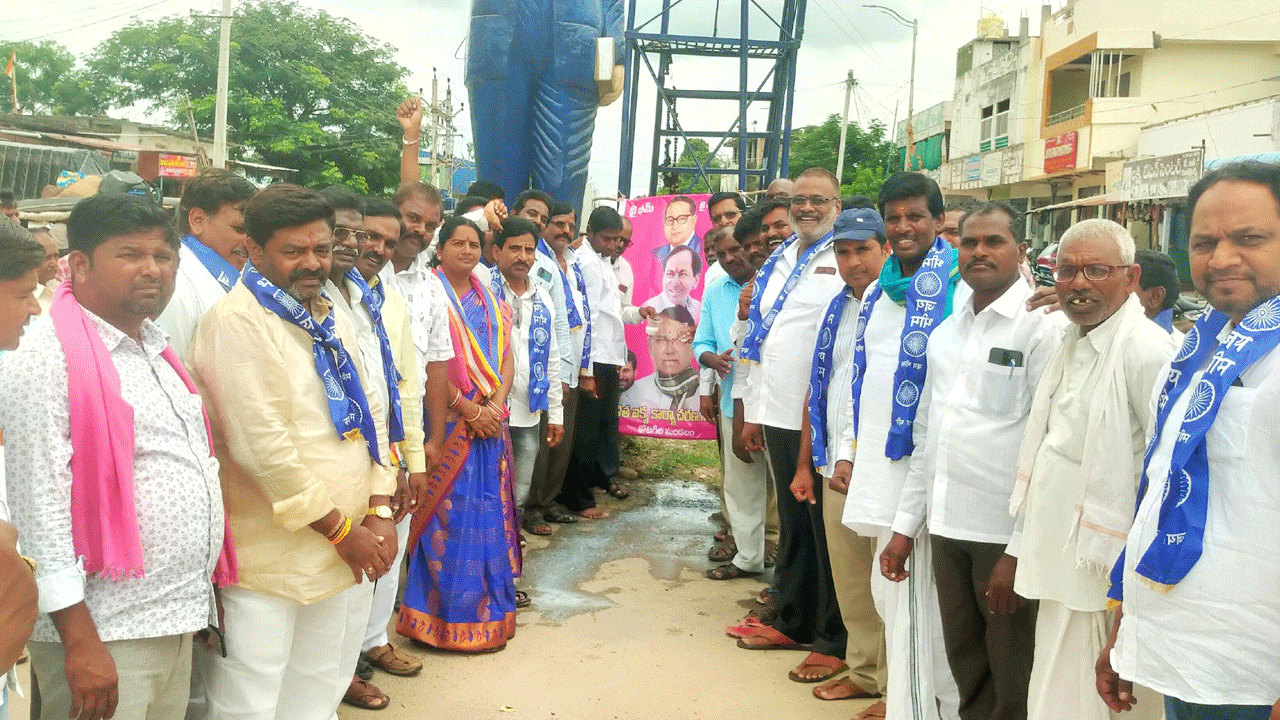 సీఎం కేసీఆర్‌ చిత్రపటాలకు క్షీరాభిషేకం