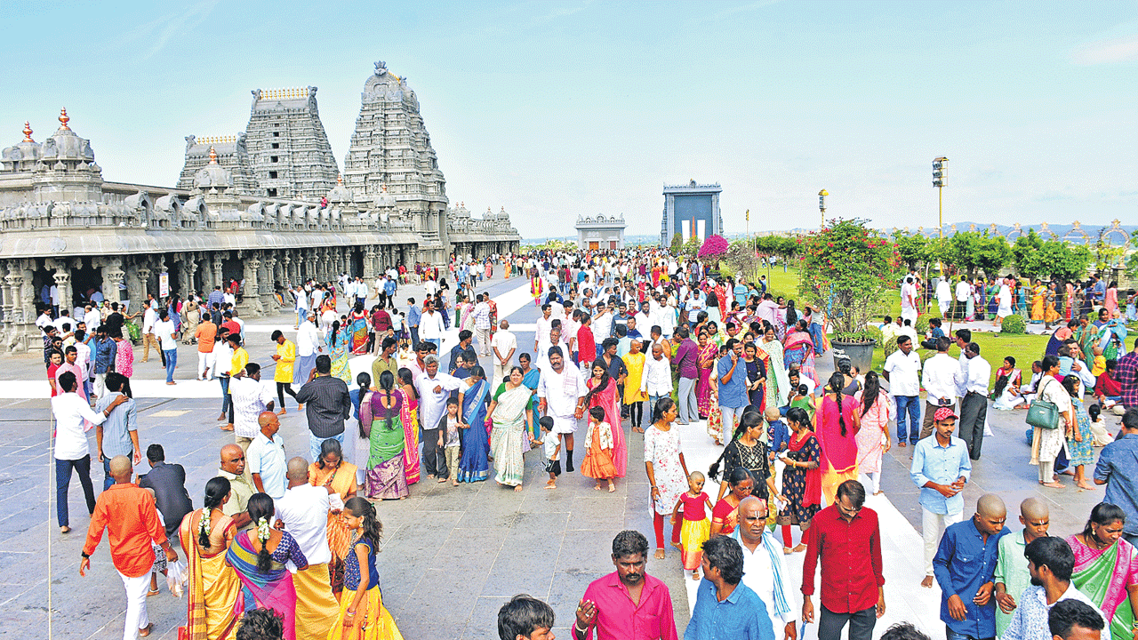 యాదగిరి గుట్టలో భక్తుల సందడి