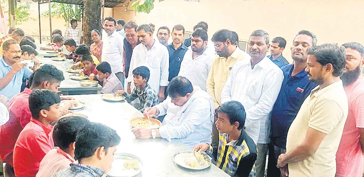 హాస్టళ్లలో వార్డెన్లు కచ్చితంగా ఉండాలి