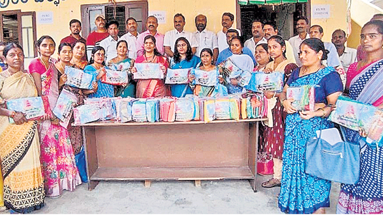 ఆడబిడ్డలకు కానుక.. బతుకమ్మ చీరలు