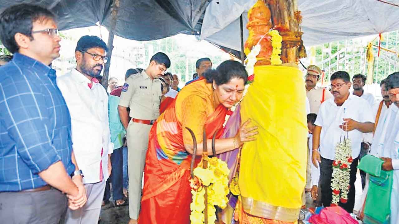 ఆడపడుచులకు సారెగా బతుకమ్మ చీరలు