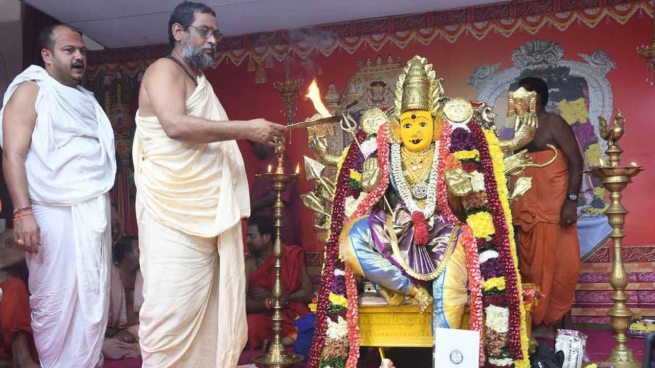 ఇంద్రకీలాద్రిపై రెండోరోజు బాలాత్రిపురసుందరీ దేవిగా దర్శనం