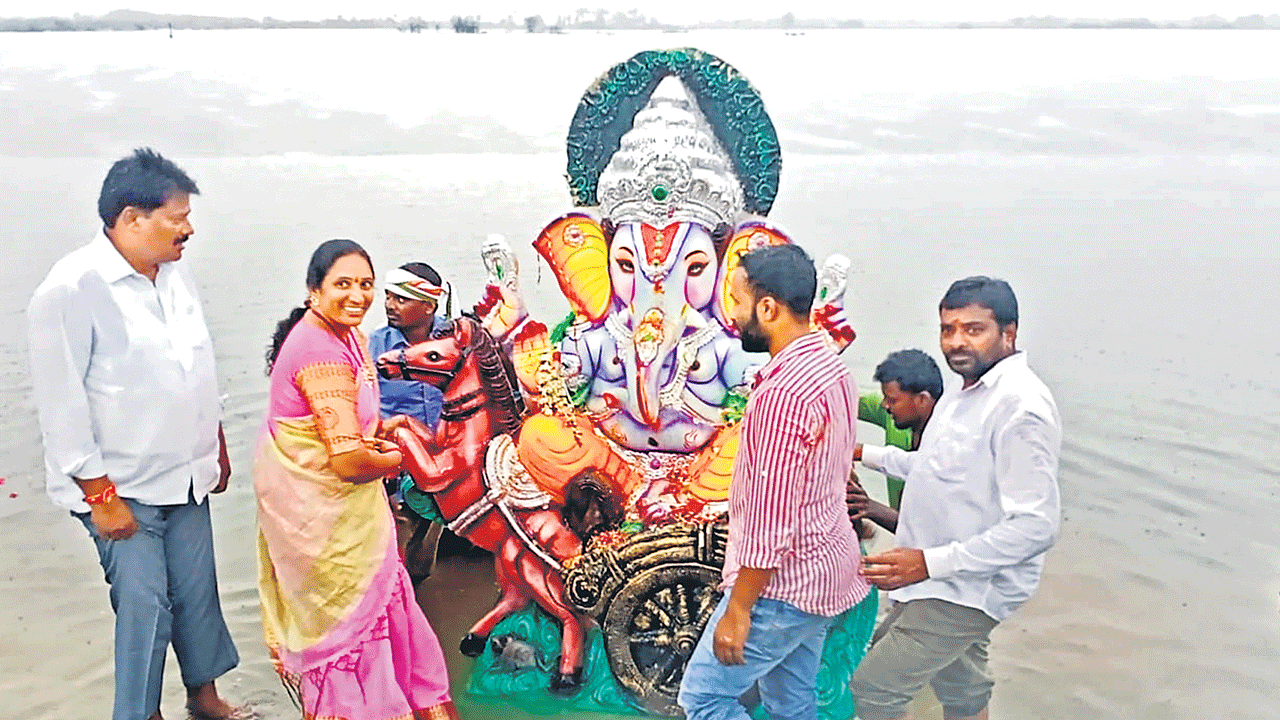 నేత్రపర్వంగా విఘ్నేశుడి శోభాయాత్ర