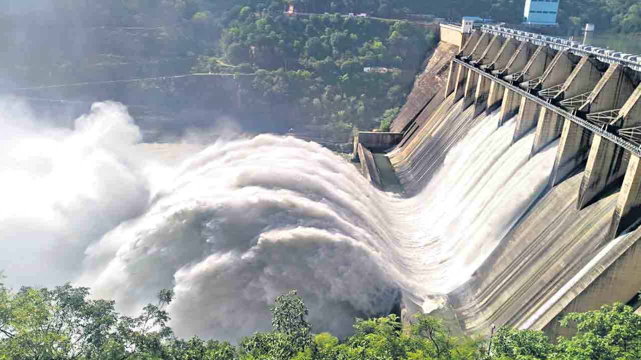 శ్రీశైలం డ్యాం 4 గేట్లు ఎత్తివేత