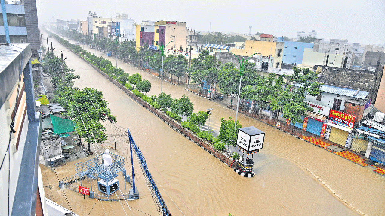 వదలని వాన!
