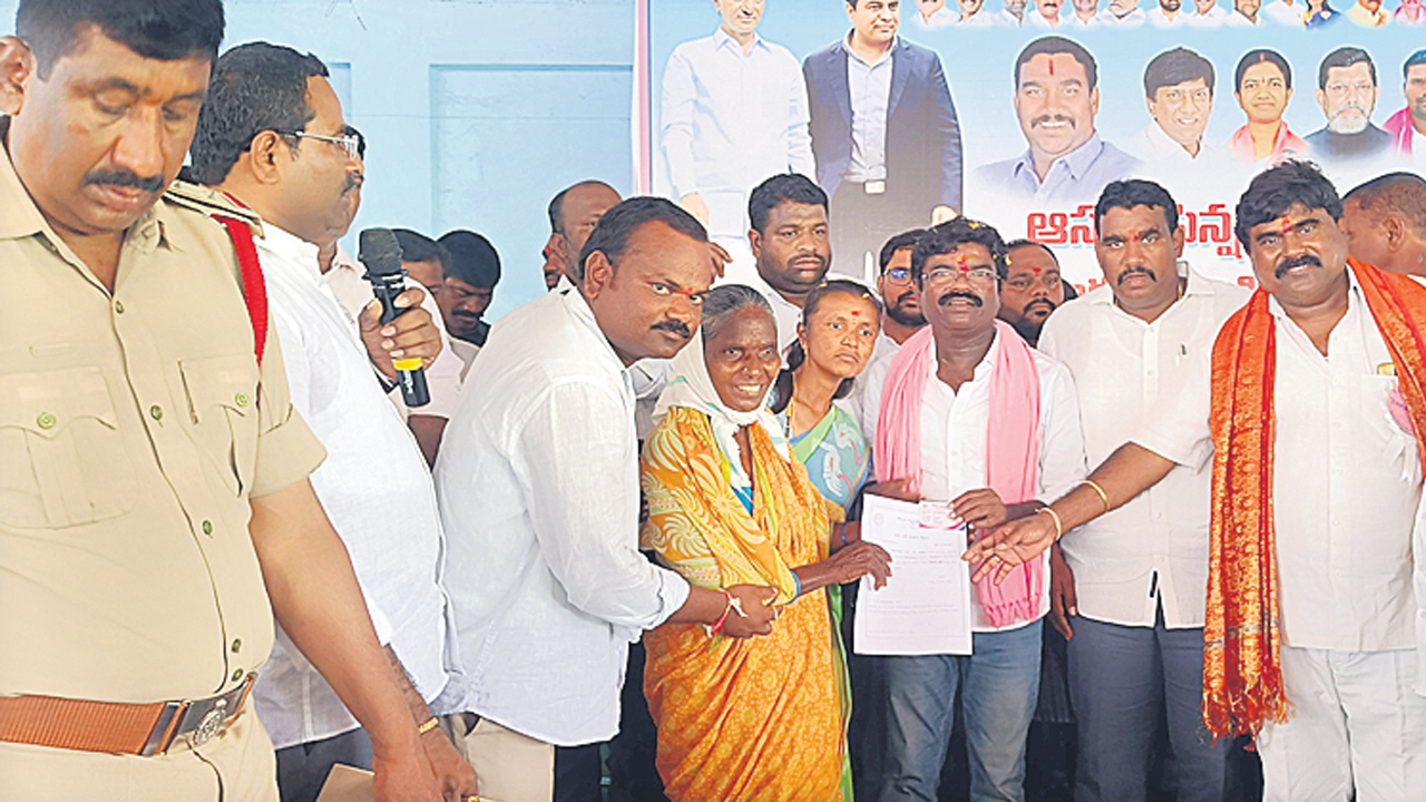 నిరుపేదలకు రాష్ట్ర సర్కారు అండ