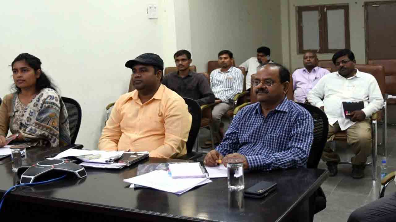 అర్హులందరికీ ఓటు హక్కు కల్పించాలి