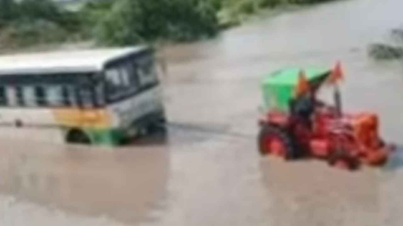 వాగులో చిక్కుకున్న బస్సు.. 30 మంది ప్రయాణికులు సేఫ్‌