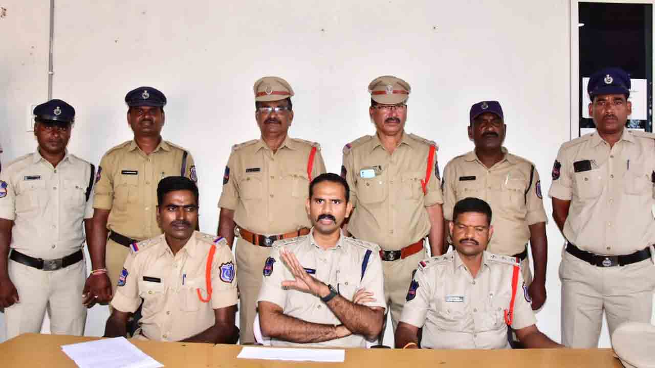 కారులో వెళ్తారు.. కనిపిస్తే కాజేస్తారు..