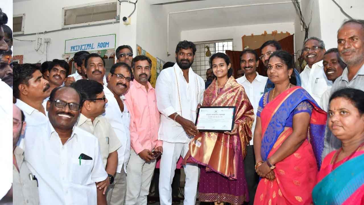 గురుకుల విద్యార్థినికి సన్మానం