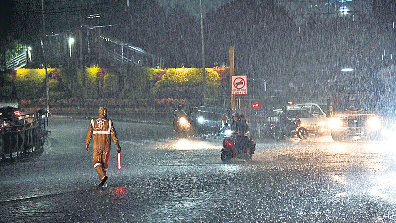 నగరాన్ని ముంచెత్తిన వాన