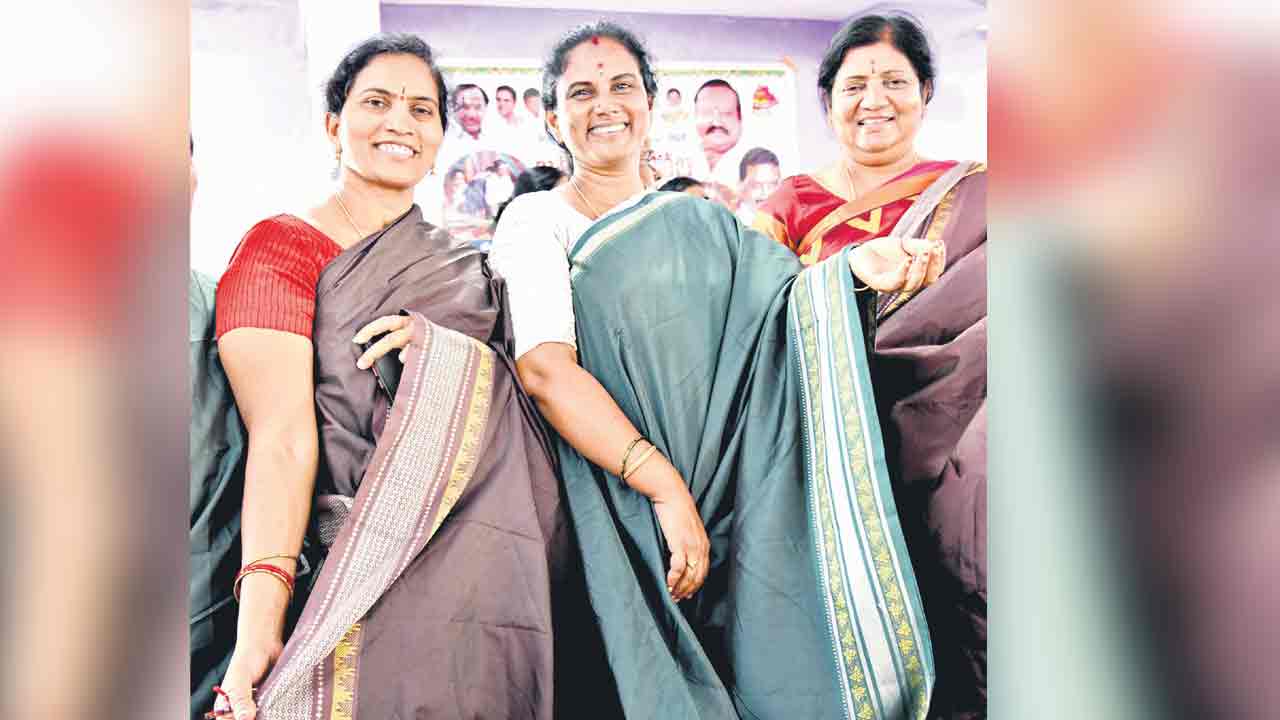 బతుకమ్మ చీరలపైనా విమర్శలా..?