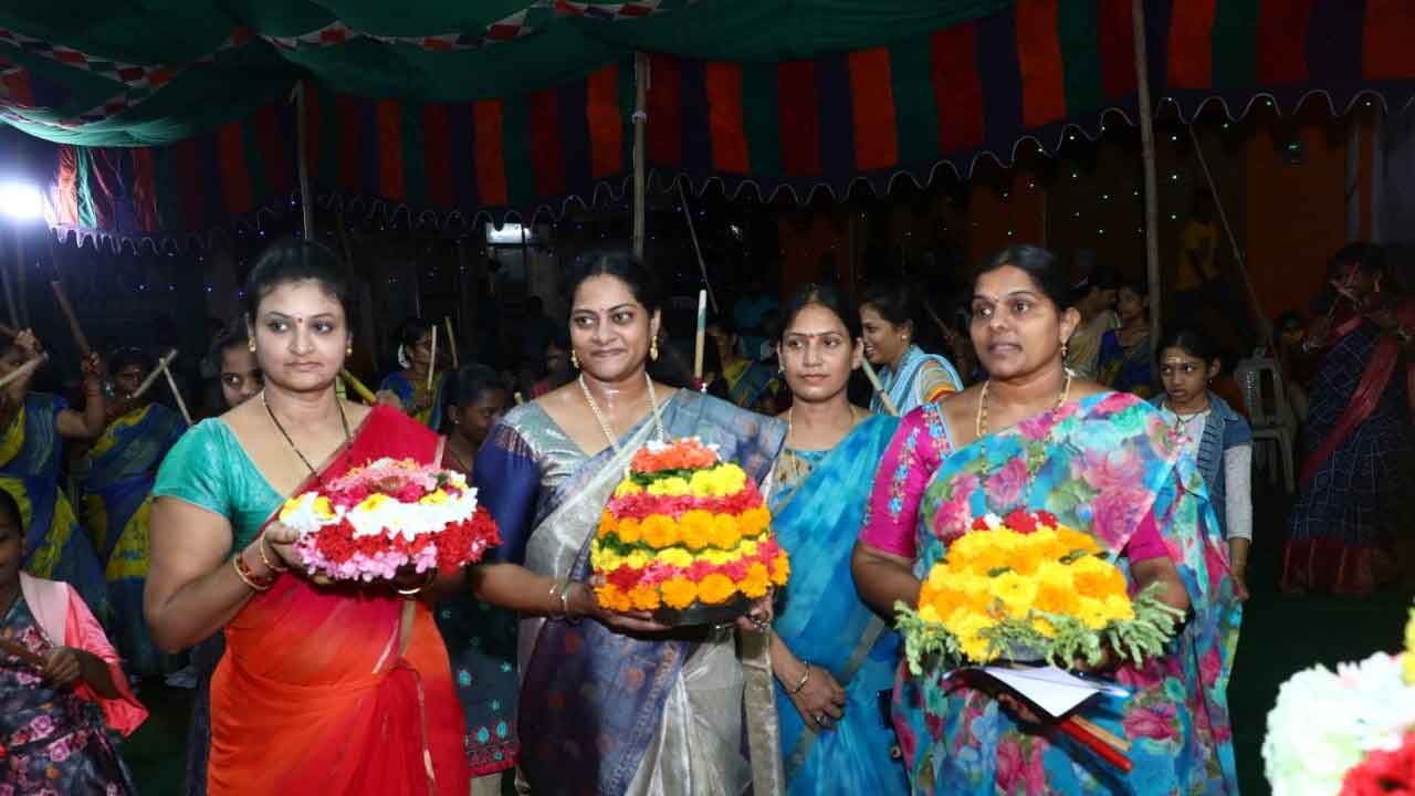 అటుకుల బతుకమ్మా.. చల్లగ చూడమ్మా..