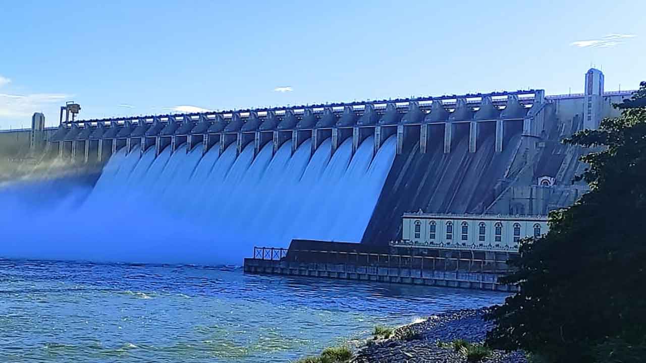 16 క్రస్ట్‌ గేట్ల ద్వారా సాగర్‌ నీటి విడుదల