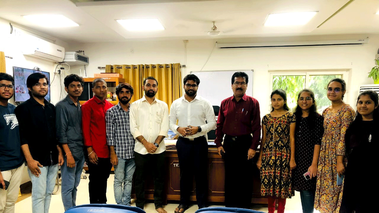 ఉద్యోగాల సాధనే లక్ష్యంగా కష్టపడాలి