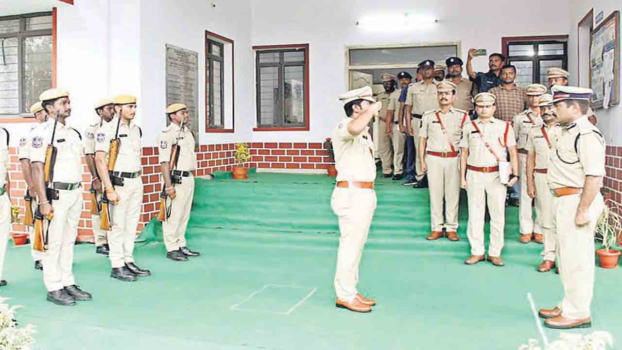 అంకిత భావంతో విధులు నిర్వర్తించాలి