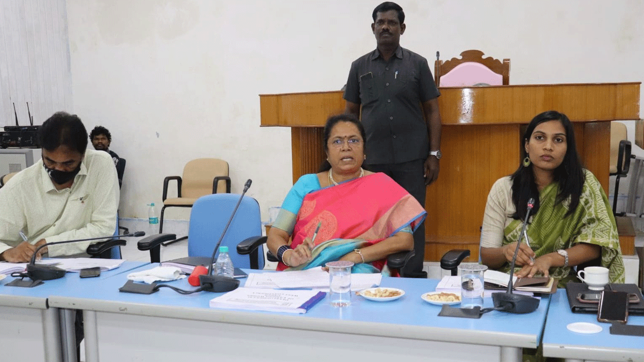 అభివృద్ధి పనుల్లో వేగం పెంచాలి : మేయర్‌