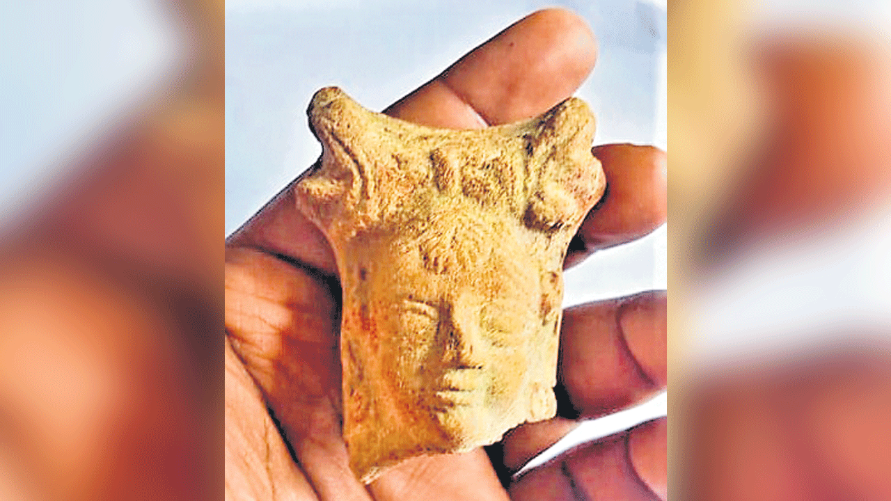 ఆకునూరులో టెర్రకోట స్త్రీ శిల్పం