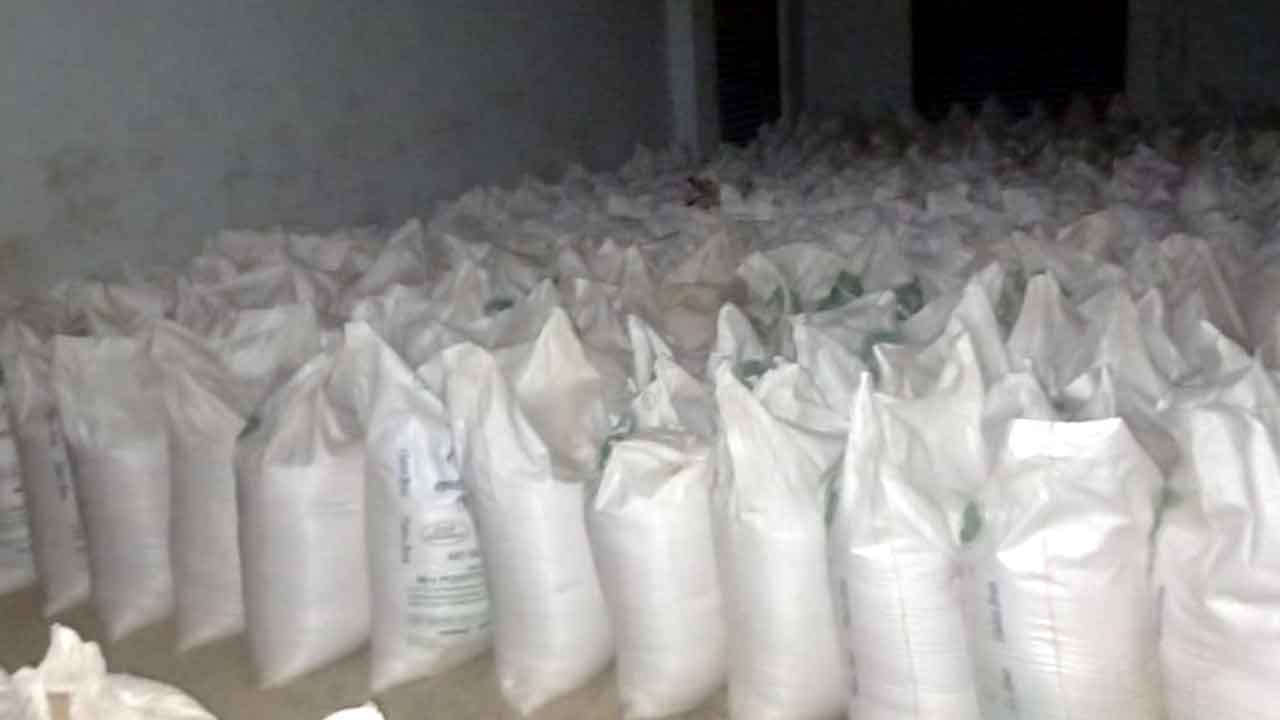 చేపల దాణా కల్తీ ముఠా పట్టివేత