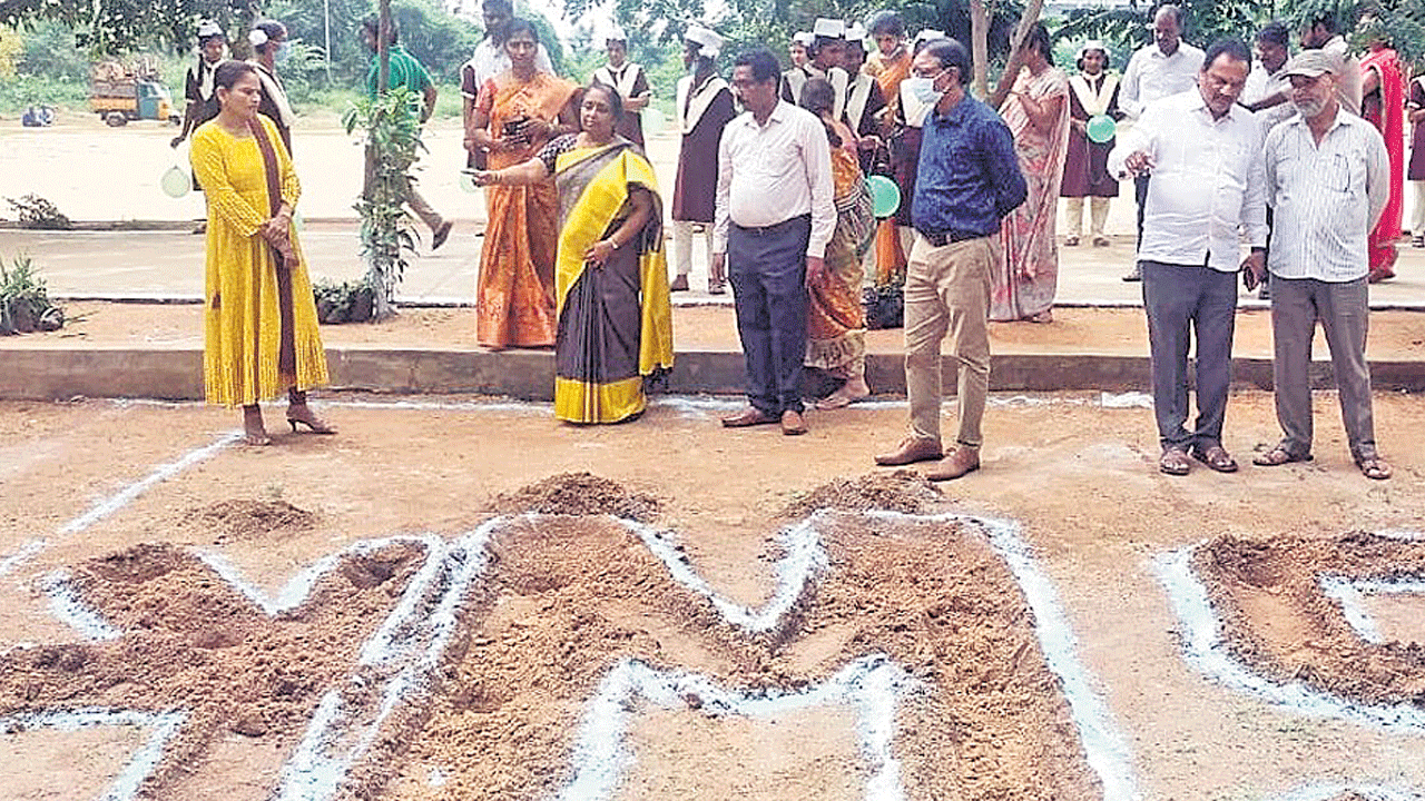 పారిశుధ్యంపై విద్యార్థులకు అవగాహన కల్పించాలి