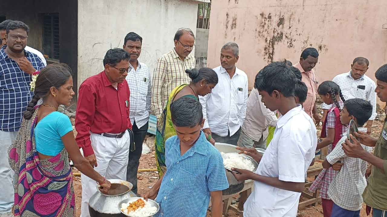 వంట ఏజెన్సీ నిర్లక్ష్యంపై స్పందించిన అధికారులు