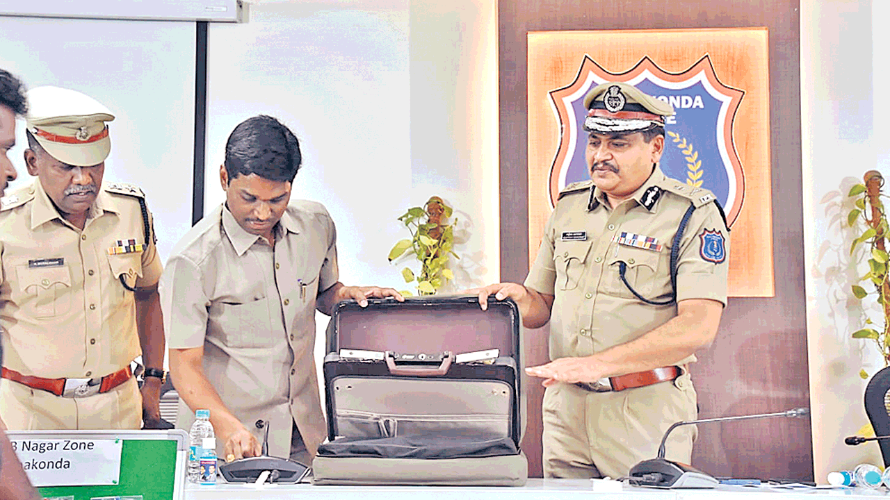 బాధితుడు చూస్తుండగానే.. 60 లక్షలు చోరీ