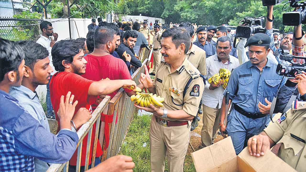 టికెట్ల కోసం తొక్కిసలాట