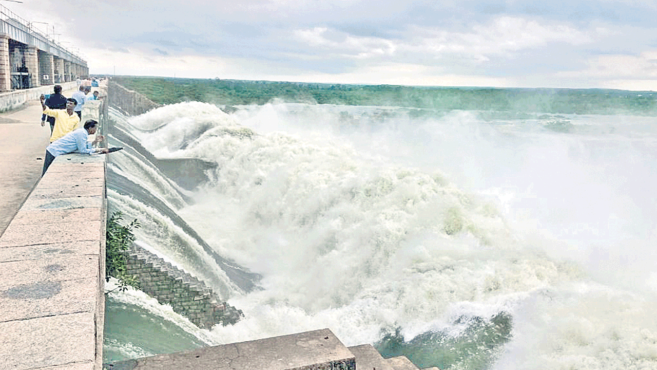 దంచికొట్టిన వాన