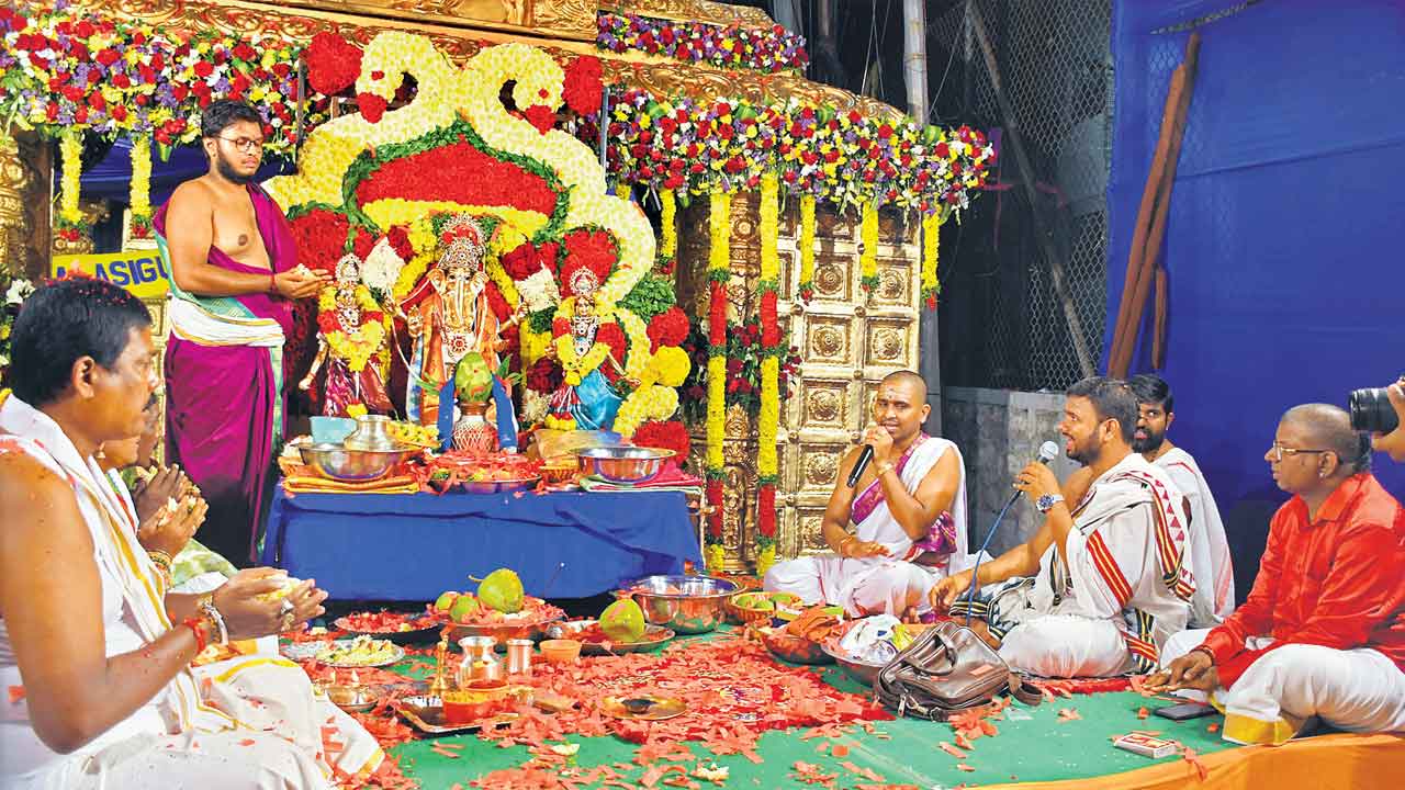 వక్రతుండాయ ధీమహి.!