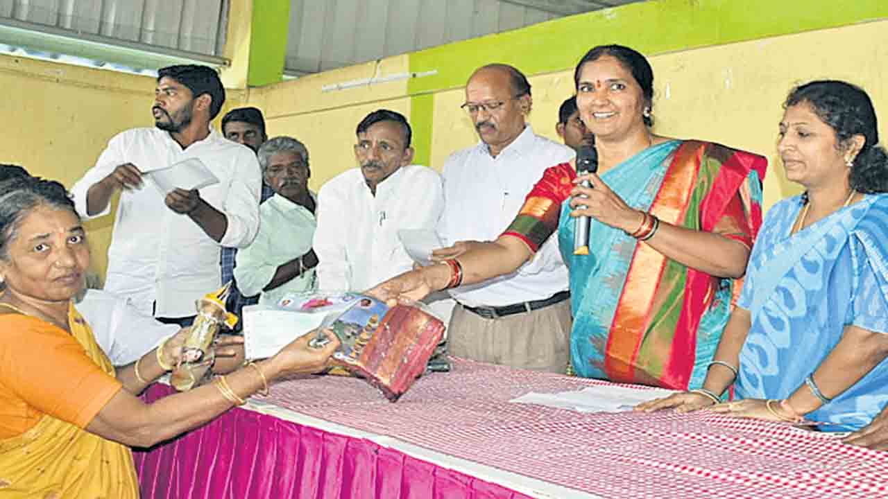 బతుకమ్మ చీర.. కేసీఆర్‌ సారె