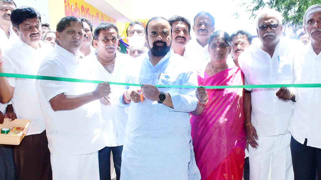 డీసీసీబీతో రైతులకు విరివిగా రుణాలు