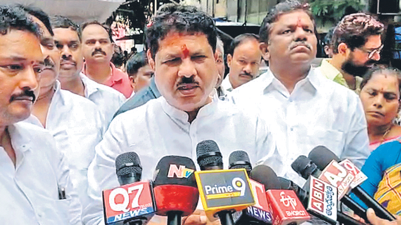 చెరువుల కబ్జా బీజేపీ నేతల పనే!