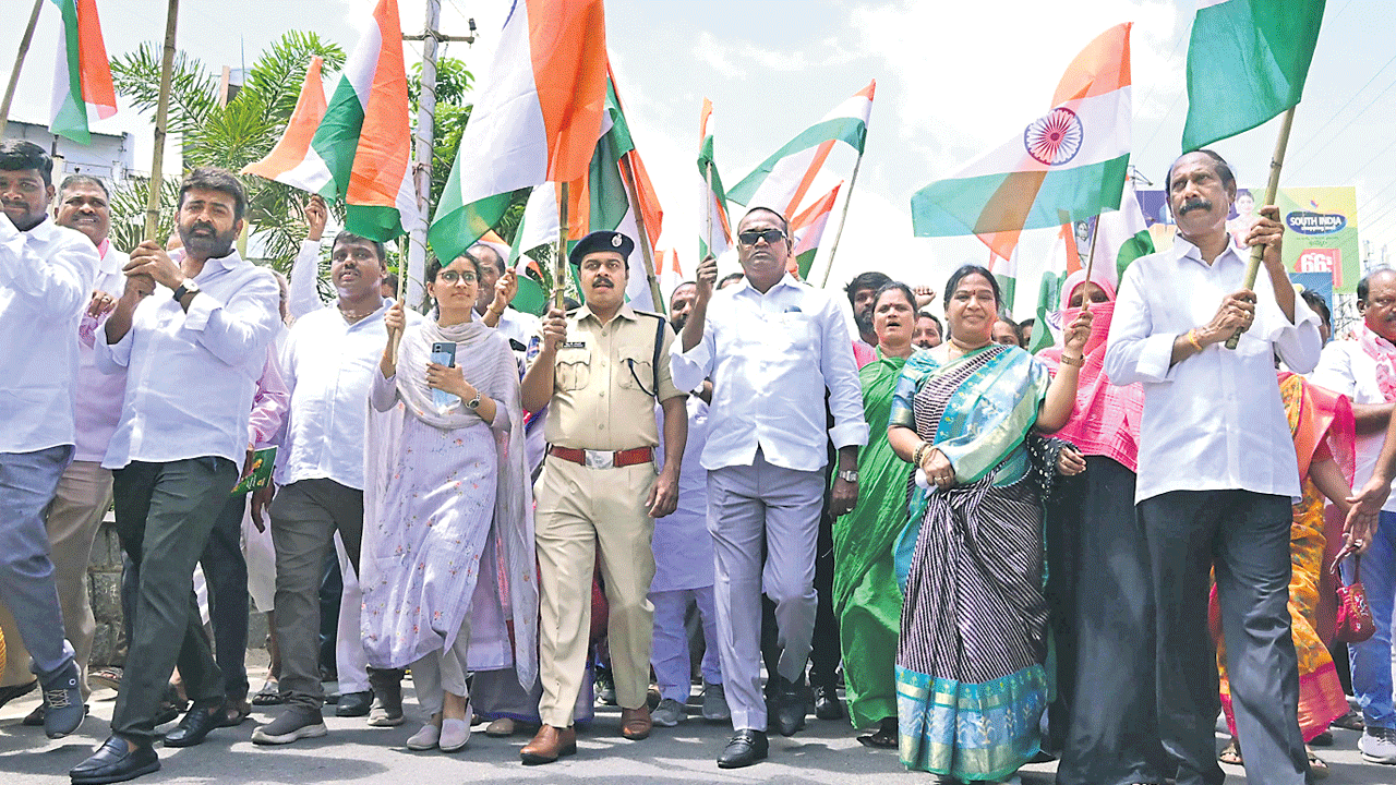 ప్రజల మధ్య విద్వేషాలను రెచ్చగొడుతున్న బీజేపీ