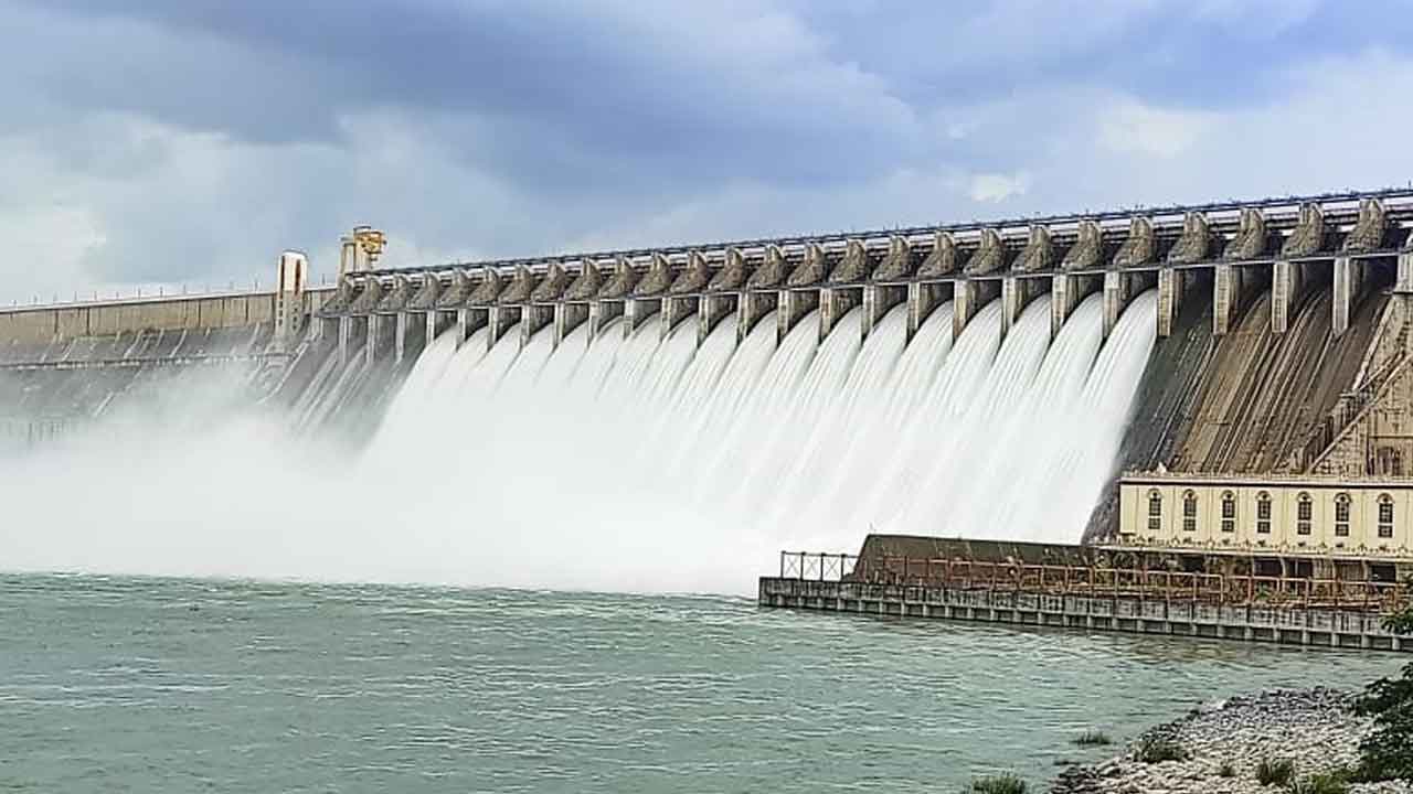 18 క్రస్ట్‌ గేట్ల ద్వారా సాగర్‌ నీటి విడుదల