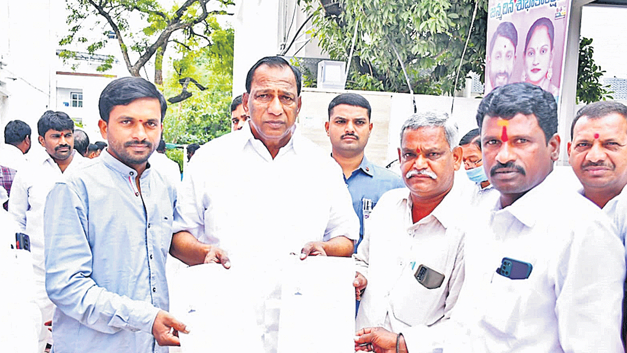 ఆదుకుంటున్న ముఖ్యమంత్రి సహాయనిధి