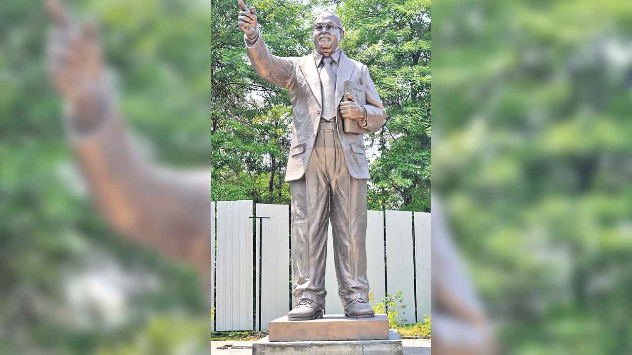 అంబేద్కర్‌కు నివాళిగా..