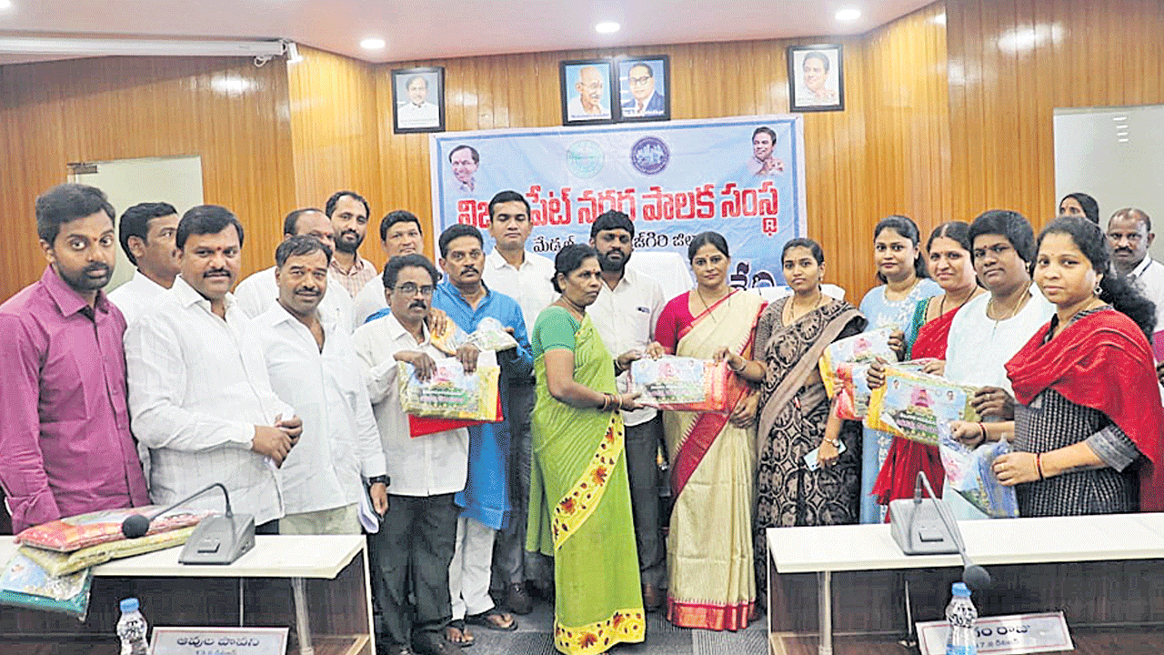 ఆడపడుచులకు కానుక..బతుకమ్మ సారెలు